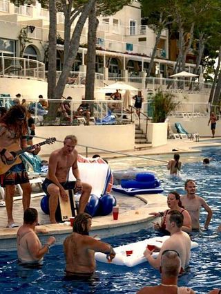 „Mit ohne Strom“ auf Mallorca – bei „Full Metal Holiday“ sind Tobi Alt und Tommy Winckler auch als Walking Act unterwegs.