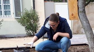 Alexandra Sessler lässt beim jüngsten Arbeitseinsatz auf dem Außengelände von St. Nikolaus Beikraut verschwinden.