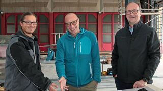 Vorarbeiter Raphael Bohlender (v. l.) und Bauamtsleiter Andreas Emmerich präsen-tieren Bürgermeister Gunther Hoffmann im Anbau des Hauses der Feuerwehr den aktuellen Stand der Arbeiten.