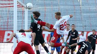 Nicht in allen Phasen war das Hinspiel zwischen dem FC Würzburger Kickers und dem Liga-Neuling TSV Hankofen-Hailing so spektakulär wie in dieser Szene vor dem Gästetor.