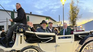 Ein besonderer Moment für den Schützenkönig: Thomas Gredel (2. v. l.) mit Torsten Niedermeyer (2. v. r.) als Erstem Ritter und Dominik Schmidt (r.) als Zweitem Ritter durfte in der schicken weißen Kutsche fahren, die von Michael Schmidt (l.) gelenkt wurde.