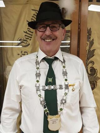 Thomas Gredel (64) trägt stolz die Königskette der Schützengilde Ketsch.