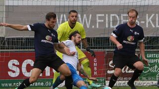 Tim Barth (l.) und Max Weiss (r.) versuchen hier, im Hinspiel Stephan Jung (weiß) am Torschuss zu hindern. Am Ende gewannen die Eppelheimer mit 3:2.
