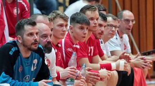 Gespannt fiebern Mannschaft und Umfeld der HG Oftersheim/Schwetzingen – hier ein Blick auf die Bank im Spiel gegen Fürstenfeldbruck – dem Derby gegen Leutershausen entgegen.