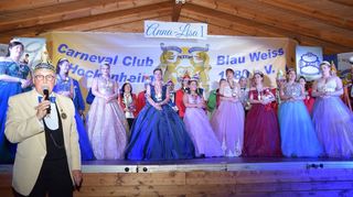 Im Kreis des Narrenrings des Carneval Clubs Blau Weiss Hockenheim wird die neue Stadtprinzessin während der Festlichkeiten zum 33-Jahre-Jubiläum vorgestellt. Bis zum Schluss ist ihr Name ein Geheimnis.