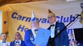 Ehrenpräsident Uwe Bär (l.) erhält den BDK-Orden mit Brillanten aus Händen von Harald Weiss.