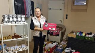 Ruth Röll hat einen Kellerraum in ein Lager für die Aktion „Weihnachten im Schuhkarton“ verwandelt. Die eingekauften Produkte sind akribisch sortiert und werden die nächsten Tage in 18 Geschenkkartons verstaut. Sie hat sogar extra ein Regal (links) für die Stofftiere aufgebaut, die sie für die Kinder besorgt hat. Alles ist mit sehr viel Liebe zusammengestellt worden.