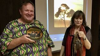 Weltenbummler Markus Seidl, der über seine intensive Reise durch Namibia berichtete, und die Vorsitzende des Landfrauenvereins Ingrid Esslinger.