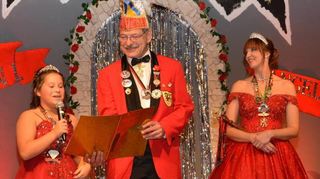 Kinderprinzessin Angelina I. verliest ihr Motto, Bernhard Motzen-bäcker assistiert und Prinzessin Melanie Jasmin I. hört zu.
