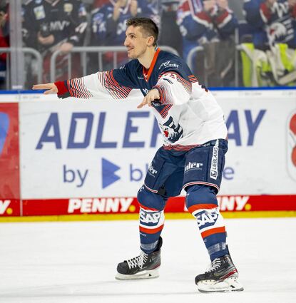 Die Welle mit den Fans: Borna Rendulic schoss die Adler Mannheim zum Sieg gegen Augsburg.