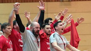 Die Emotionen schlagen im Derby hoch: Hier sind Trainer Christoph Lahme (vorne r.) sein Assistent Axel Buschsieper (l. daneben) und die Spieler auf der Bank mit einer Schiedsrichterentscheidung nicht einverstanden.