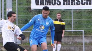 Hirschackers Antonio Ragusa (l.) und Viraphong Vongpraseut aus Ketsch im Kampf um den Ball. Am Ende hat die Badenia die Nase vorn.