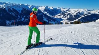 Blauer Himmel, weiße Gipfel: Den Skifreuden soll auch in dieser Wintersaison nichts im Weg stehen. Doch welche Maßnahmen ergreifen Destinationen in Krisenzeiten? Das hat unsere skibegeisterte Reporterin erfragt.