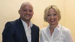 Pascal Seidel übergibt eine Spende an Kerstin Schaub.