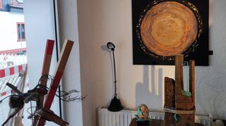 In der Reihe „Kunstkarussell“ treffen Acrylmalerei und skulpturale Arbeiten mit Natur-materialien aufeinander.