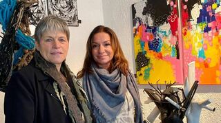 Die beiden Künstlerinnen Gisela Baumann (l.) und Ina Sudano teilen sich das Werk-statt-Atelier in Rohrhof bereits seit vielen Jahren.