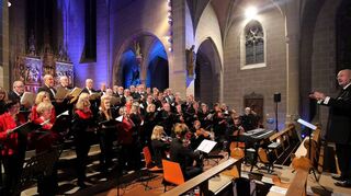 Die beiden Chöre Sängerbund und „Sing2gether“ gestalteten unter der Leitung von Klaus Siefert und mit dem „Kleinen Streich-orchester“ einen fulminanten Abschluss des Jubiläumskonzertes.