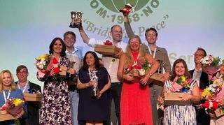 Strahlende Sieger ganz oben auf dem Treppchen: die Altlußheimerin Daniela von Arnim (3.v.l.) mit ihren Teamkolleginnen und Teamkollegen nach dem Gewinn der Bridge-Weltmeisterschaft 2022.