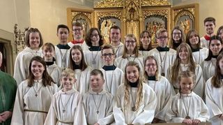 Pfarrer Erwin Bertsch (l.) übergibt während des Gottesdienstes in der Brühler Schutzengelkirche die Auszeichnungen an die langjährigen Ministranten und nimmt vier neue Mitglieder in ihren Kreis auf.