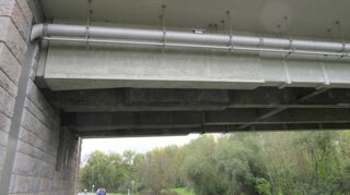 Die Entwässerungssammelleitung ist unter dem Geh- und Radweg der Brücke ange-bracht und wird in einem Schacht (links) nach unten geführt.