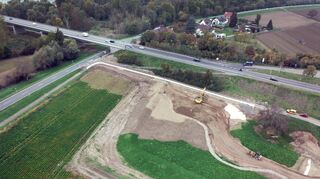 Aus dem Pendlerparkplatz wurde ein Versickerungsbecken: Die große Fläche auf der Südseite der Salierbrücke an der K 4250 ist von einem Damm umgeben. Das Oberflächen-wasser von Brücke und teilweise auch der Rampe wird hierhin abgeleitet, damit es gereinigt versickern kann – vor der Sanierung floss es direkt in den Rhein. Die vom Speyerer Ufer kommende Radwegrampe wird ab kommendem Jahr dorthin verlaufen, wo auf dem Bild vom 20. Oktober das rechts gelbe und das rote Auto stehen.