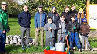 Der Umweltstammtisch führt mit den Waldhortkindern eine Müllsammelaktion durch. Bürgermeister Timo Wangler (2. v. l.) ist dabei gerngesehener Gast.