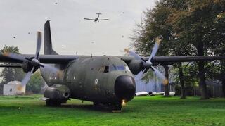 Die Propeller drehen sich und alles was nicht niet- und nagelfest ist, wird aufgeweht. Überflogen wird die Transall gerade von einem auf dem Flugplatz landenden Privatflieger.