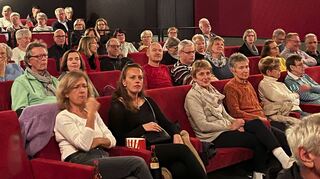 „Nicht ganz koscher – Eine Göttliche Komödie“ lockt zahlreiche Besucher ins Ketscher Kirchenkino.