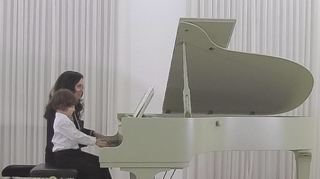 Johannes Anselm Inselmann spielt vierhändig mit Tatjana Worm-Sawosskaja.
