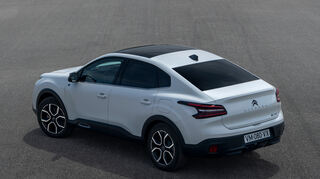 mid Groß-Gerau - Mit einer Länge von 4.600 mm reiht sich der e-C4 X in der Citroen-Modellpalette zwischen dem C4 (4.360 mm) und dem C5 X (4.800 mm) ein.