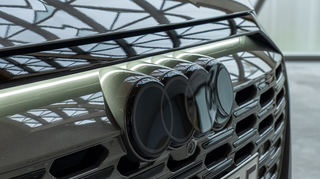 mid Nizza - Die vier Audi-Ringe sind jetzt zweidimensional gestaltet und es gibt kein Chrom mehr.