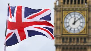 Eine britische Fahne weht vor dem berühmten Uhrturm Big Ben. Nach Renovierungsarbeiten schlägt der Glockenturm ab diesem Wochenende wieder.