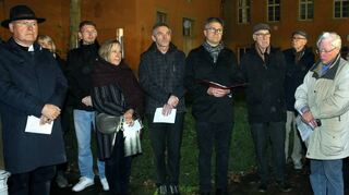 Die Gedenkfeier beginnt am jüdischen Mahnmal in der Zeyherstraße und wird anschließend in der evangelischen Stadtkirche fortgesetzt.