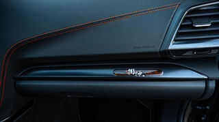 mid Groß-Gerau - Während die Pedalerie in Schwarz gehalten ist, finden sich orangefarbene Kontrastnähte nahezu im gesamten Cockpit des Forester Exclusive Cross.