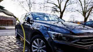 Mit Wärme erwacht der Tag: Bei manchen E-Autos lässt sich der Innenraum vorheizen, wenn der Wagen noch lädt.