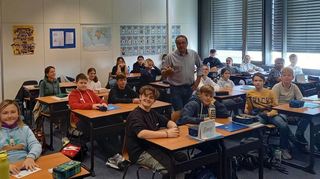 Die Klasse 7c der Marion-Dönhoff Realschule stellt unserem Redakteur Ralf Strauch (Mitte) jede Menge interessanter Fragen zum Zeitungsmachen.