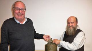 Kolpingsfamilie-Sprecher Peter Schwab (l.) und Glockensachverständiger Stefan Mayer präsentieren im Dreikönigshaus die alte Sterbeglocke aus dem Jahr 1769. Die von Anselm Franz Speck gegossene Glocke wiegt rund 30 Kilogramm.