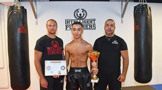 Firas Benalia (Mitte) ist stolz auf seinen deutschen Meistertitel im Kickboxen. Mit ihm freuen sich Trainer Andreas Thomas (l.) und Vater Driss.