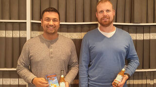 Bringen den Geschmack der Karibik in ihre Heimat: Oliver Hassler (l.) und Michael Schüßler präsentieren ihren „Caribbean Planteur“ beim Redaktionsbesuch.