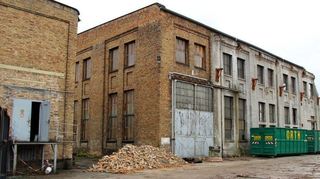 Diese Halle ist jetzt wegen der mangelnden Statik abgerissen worden. Die vordere Wand wird aber wieder aufgebaut. Das kleine Häuschen links bleibt stehen.