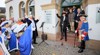 Noch leisten OB Dr. René Pöltl (am Mikro) Widerstand, aber gleich haben die Narren die Oberhand im Rathaus.