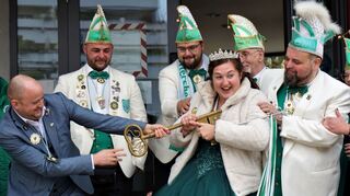 Und plötzlich geht alles ganz schnell: Ein Ruck und Prinzessin Sina II. hat – unter Mithilfe ihrer Narren – Pascal Seidel den goldenen Schlüssel der Gemeinde entrissen.