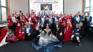 Bürgersaal in Blau-Weiß und Rot-Weiß eingenommen: Beim Rathaussturm unter Anna-Lisa I. (M.) geben sich OB Marcus Zeitler (links von ihr) und Bürgermeister Thomas Jakob-Lichtenberg (r.) geschlagen.
