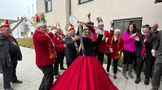 Nathalie II. von der KG Narrhalla erobert mit ihrem Charme den Rathausschlüssel in Ketsch.