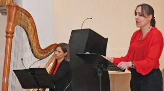 Rachel Kelz an der Harfe und Sopranistin Claudia Schumacher begeistern in der Eppelheimer Josephskirche.