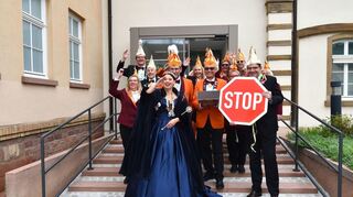 Einfach nicht zu stoppen: Sandra I. hat mit ihrer närrischen Streitmacht keine Probleme, das Rathaus zu stürmen, da hilft auch kein Schild. Bürgermeister Stefan Weisbrod (r.) ergibt sich den „Käskuche“ kampflos.