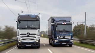 Ein Wasserstoff-Lkw (l.) und ein Batterie-Lastwagen von Daimler Truck.