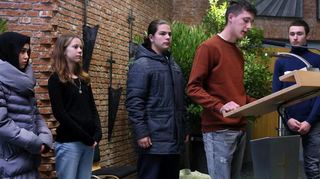 Schüler der Neurott-Gemeinschaftsschule lesen aus einem Antikriegs-Gedichtband.