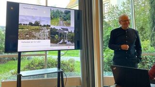 Der Biologe Uwe Heidenreich berichtet beim Stammtisch der Grünen über mögliche Versickerungsflächen für Wasser auf dem Gebiet der Stadt Hockenheim.