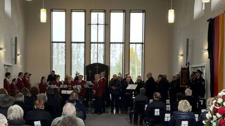 Bürgermeister Stefan Weisbrod (hinten, li.) in der Friedhofskapelle bei seiner Rede zum Volkstrauertag, der von schrecklicher Aktualität sei.